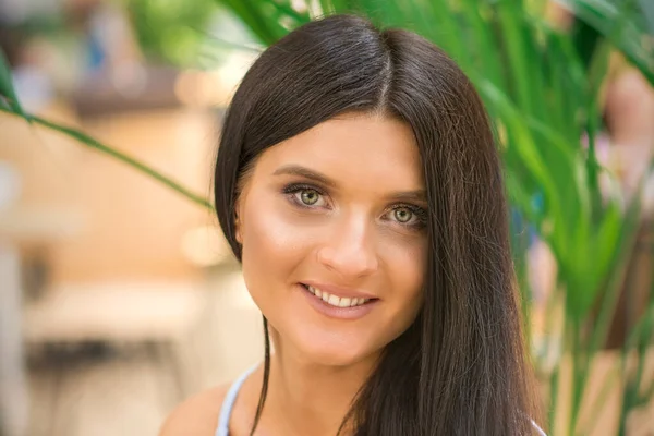 Retrato Una Hermosa Joven Mujer Caucásica Sonriente Mirando Cámara Aire —  Fotos de Stock