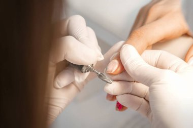 Manikür ustasının kapatılması ojeyi kaldırır. Manikürcüde elektrikli tırnak törpüsü kullanılır.