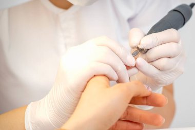 Manikür ustasının kapatılması ojeyi kaldırır. Manikürcüde elektrikli tırnak törpüsü kullanılır.