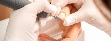 Manikür ustasının kapatılması ojeyi kaldırır. Manikürcüde elektrikli tırnak törpüsü kullanılır.