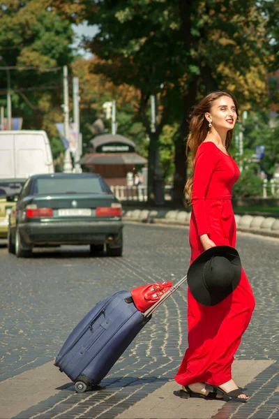 Mooie Jonge Kaukasische Toeristische Vrouw Met Een Koffer Rode Lange — Stockfoto