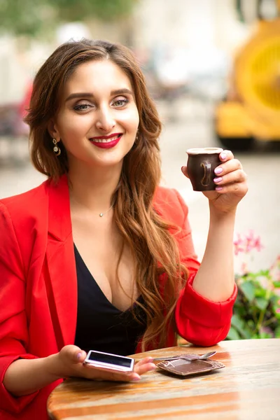 Porträt Einer Schönen Jungen Lächelnden Kaukasischen Frau Die Mit Einer — Stockfoto