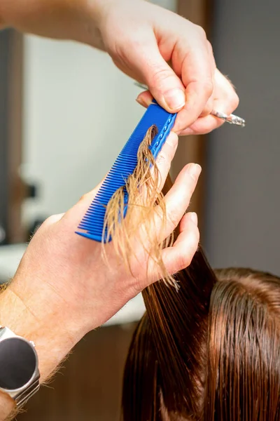 Ręce Fryzjera Grzebieniem Nożyczkami Obcinają Mokre Kobiece Włosy Salonie Fryzjerskim — Zdjęcie stockowe