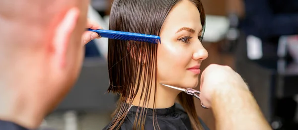 Cabeleireiro Masculino Corta Cabelo Molhado Mulher Branca Jovem Pentear Com — Fotografia de Stock