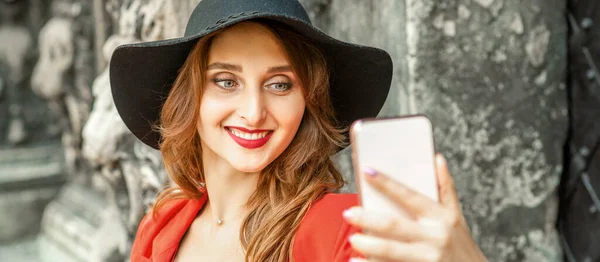 Close Bela Jovem Caucasiana Tirar Selfie Smartphone Sorrindo Contra Edifício — Fotografia de Stock