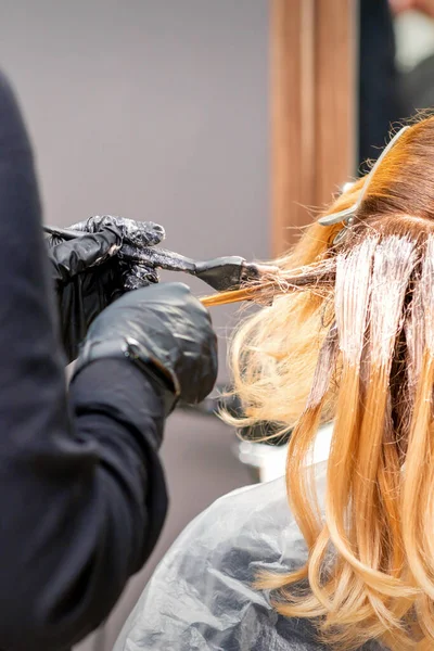 Cabeleireiro Feminino Tingir Cabelo Mulher Branca Jovem Salão Cabeleireiro — Fotografia de Stock