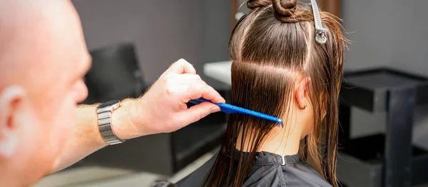 Visão Traseira Cabeleireiro Masculino Pentear Cabelo Molhado Jovem Mulher Caucasiana — Fotografia de Stock