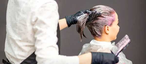 Cabeleireiro Feminino Tingir Cabelo Mulher Branca Jovem Salão Cabeleireiro — Fotografia de Stock