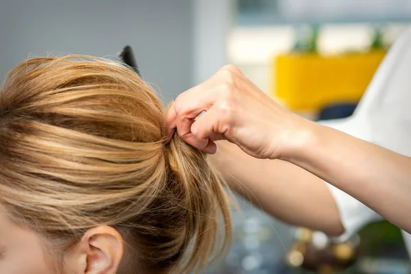 Close Van Vrouwelijke Kapper Styling Blond Haar Van Een Jonge — Stockfoto