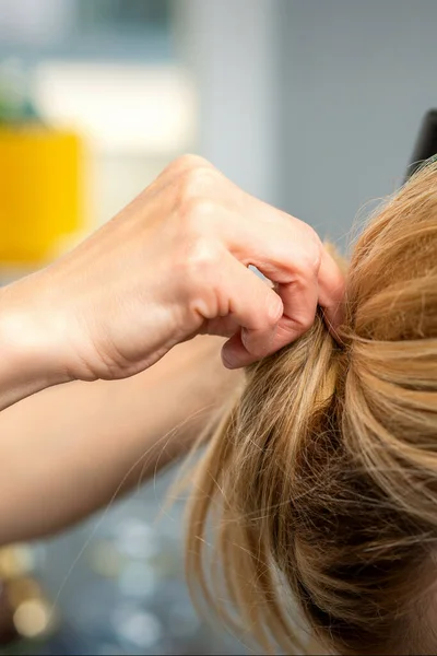 Close Van Vrouwelijke Kapper Styling Blond Haar Van Een Jonge — Stockfoto