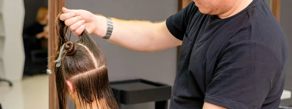 Cabeleireiro Masculino Segura Divide Cabelo Longo Uma Jovem Morena Salão — Fotografia de Stock