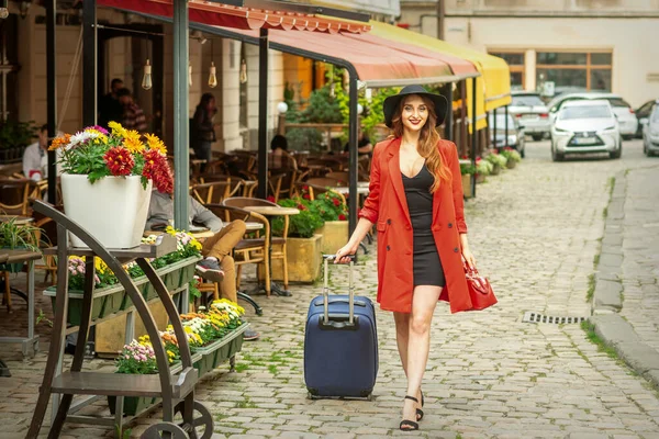 Een Mooie Jonge Blanke Vrouw Loopt Met Een Koffer Een — Stockfoto