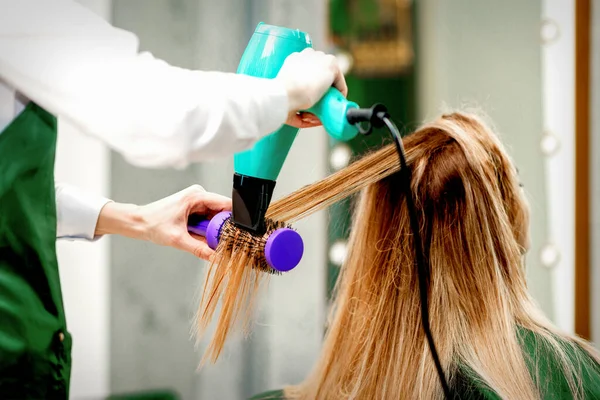 Widok Tyłu Młodej Kobiety Otrzymującej Suszarkę Włosów Szczotkę Włosów Salonie — Zdjęcie stockowe
