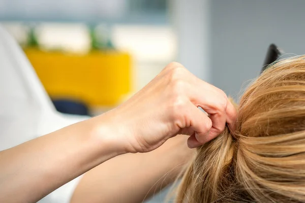 Close Van Handen Van Vrouwelijke Kapper Styling Haar Van Een — Stockfoto