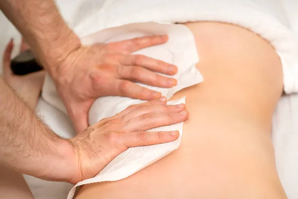 Handen Van Een Masseur Met Handdoek Masseren Rug Van Een — Stockfoto