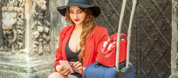 Mooie Jonge Kaukasische Reisvrouw Een Zwarte Hoed Met Koffer Zittend — Stockfoto