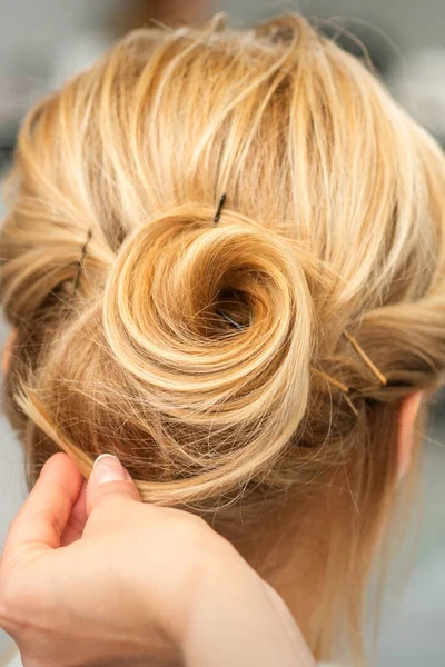 Close Van Vrouwelijke Kapper Styling Blond Haar Van Een Jonge — Stockfoto