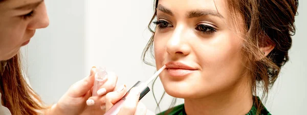 Närbild Makeup Artist Applicera Läppstift Foundation Med Make Borste Läpparna — Stockfoto