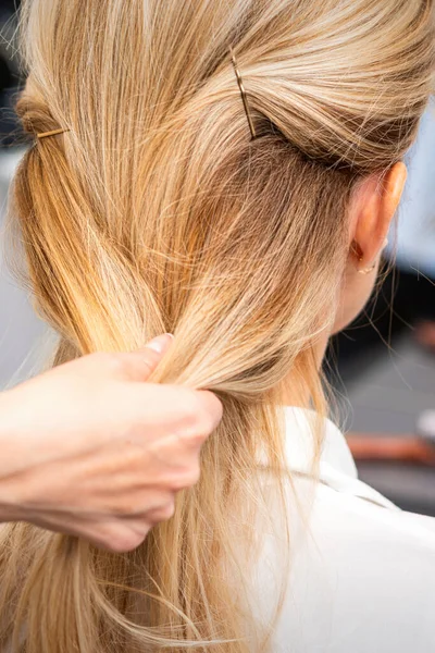 Zbliżenie Ręce Kobiety Fryzjer Stylizacja Włosy Blondynki Salon Fryzjerski — Zdjęcie stockowe