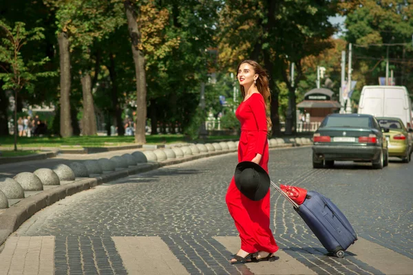 Mooie Jonge Kaukasische Toeristische Vrouw Met Een Koffer Rode Lange — Stockfoto