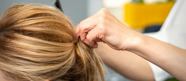 Gros Plan Coiffeuse Coiffant Les Cheveux Blonds Une Jeune Femme — Photo