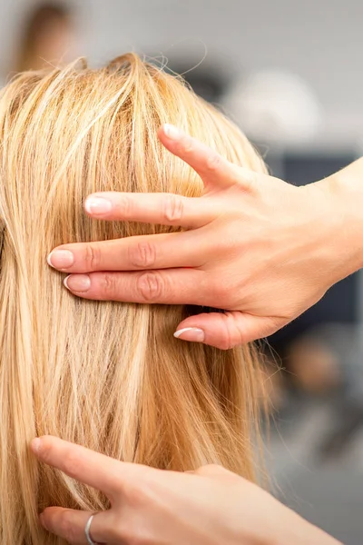 Zbliżenie Górę Kobieta Fryzjer Stylizacja Blondynka Włosy Młody Kobieta Salon — Zdjęcie stockowe
