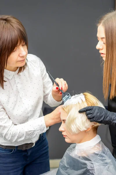 Zwei Friseurinnen Färben Haare Einer Jungen Kaukasierin Friseursalon — Stockfoto