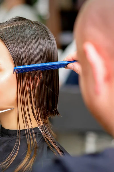 Cabeleireiro Masculino Corta Cabelo Molhado Mulher Branca Jovem Pentear Com — Fotografia de Stock