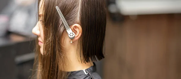 Close Zijaanzicht Van Jonge Brunette Kaukasische Vrouw Met Gespleten Haar — Stockfoto