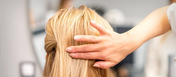 Close Van Vrouwelijke Kapper Styling Blond Haar Van Een Jonge — Stockfoto