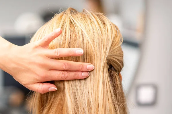 Close Van Vrouwelijke Kapper Styling Blond Haar Van Een Jonge — Stockfoto