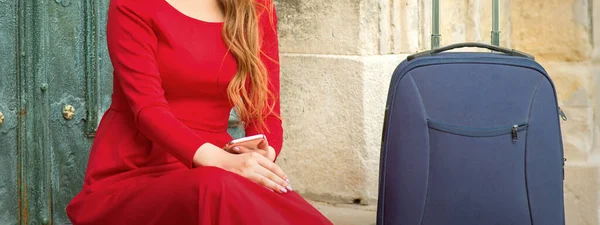 Güzel Genç Beyaz Bir Kadının Portresi Elinde Bavuluyla Kapıda Oturuyor — Stok fotoğraf