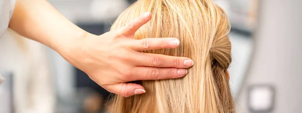 Close Van Vrouwelijke Kapper Styling Blond Haar Van Een Jonge — Stockfoto