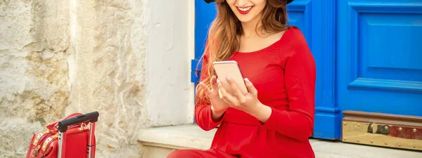 Krásná Mladá Běloška Cestující Žena Černém Klobouku Při Pohledu Smartphone — Stock fotografie