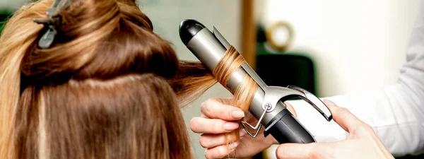 Vista Posterior Las Manos Peluquería Femenina Rizando Cabello Las Mujeres — Foto de Stock