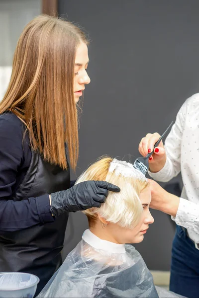 Dos Mujeres Peluqueras Teñir Pelo Mujer Joven Caucásica Salón Belleza — Foto de Stock