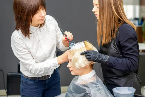 Dos Mujeres Peluqueras Teñir Pelo Mujer Joven Caucásica Salón Belleza — Foto de Stock