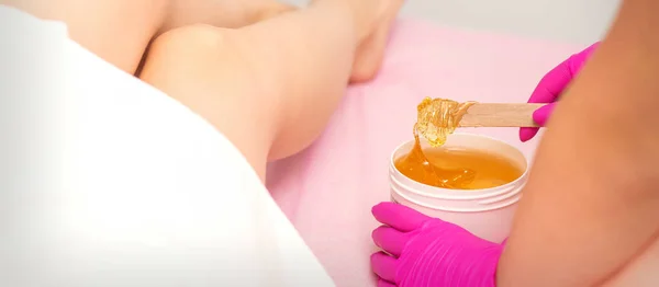 Cosmetologists Encerando Pernas Femininas Com Pasta Açúcar Quente Salão Beleza — Fotografia de Stock