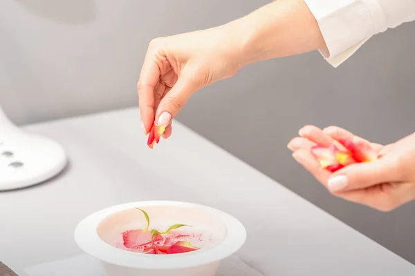 Beauticians Kvinnliga Händer Förbereder Manikyr Bad Med Röda Och Rosa — Stockfoto