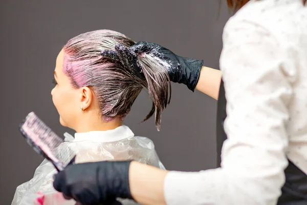 Cabeleireiro Feminino Tingir Cabelo Mulher Branca Jovem Salão Cabeleireiro — Fotografia de Stock