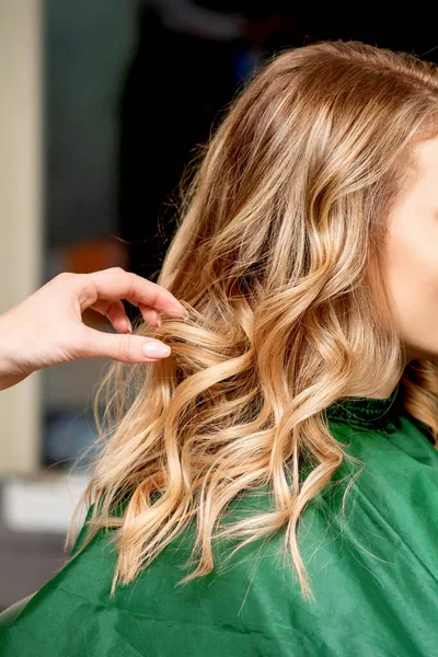 Vista Laterale Delle Mani Parrucchiere Femminile Acconciatura Dei Capelli Una — Foto Stock