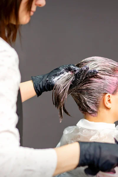 Cabeleireiro Feminino Tingir Cabelo Mulher Branca Jovem Salão Cabeleireiro — Fotografia de Stock