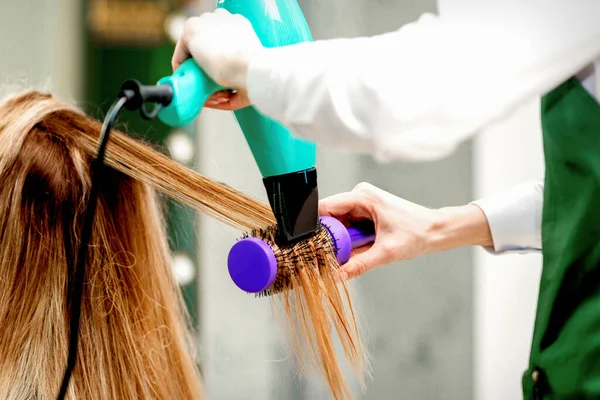 Back View Young Woman Receiving Drying Hair Hairdryer Hairbrush Hair — Stock Photo, Image