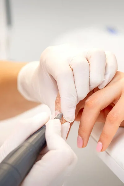 Manicura Maestro Aplicando Máquina Limas Uñas Eléctricas Eliminando Esmalte Uñas — Foto de Stock