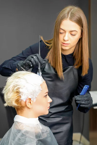 Friseurinnen Färben Haare Einer Jungen Kaukasischen Frau Friseursalon — Stockfoto