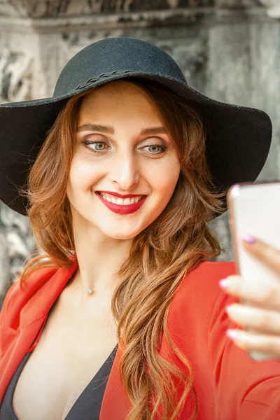 Close Bela Jovem Caucasiana Tirar Selfie Smartphone Sorrindo Contra Edifício — Fotografia de Stock