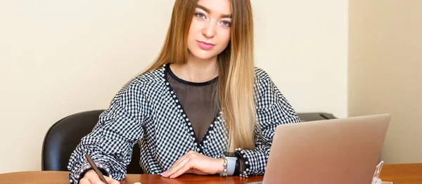 Retrato Uma Bela Jovem Caucasiana Sentada Mesa Trabalhando Com Documentos — Fotografia de Stock