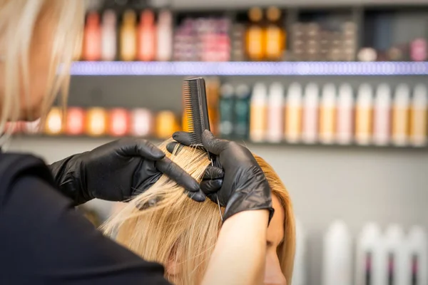 Kapper Kammen Klant Vrouwelijk Haar Voor Het Verven Van Haar — Stockfoto