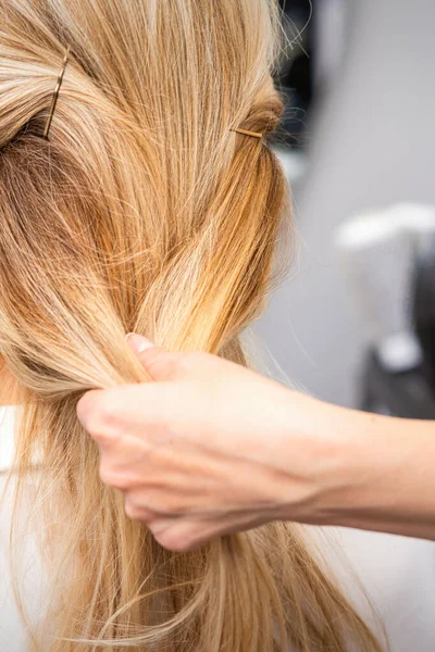 Close Mãos Cabeleireiro Feminino Styling Cabelo Uma Mulher Loira Salão — Fotografia de Stock