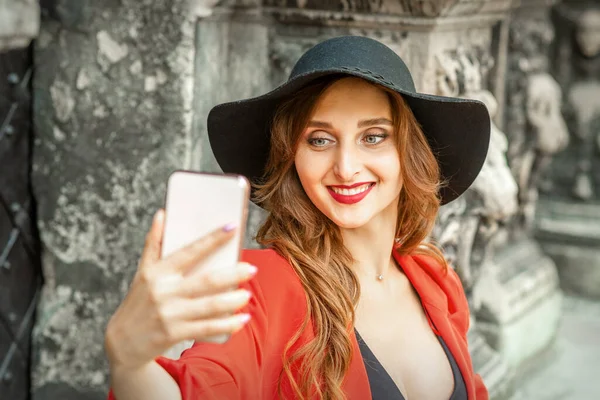 Close Bela Jovem Caucasiana Tirar Selfie Smartphone Sorrindo Contra Edifício — Fotografia de Stock